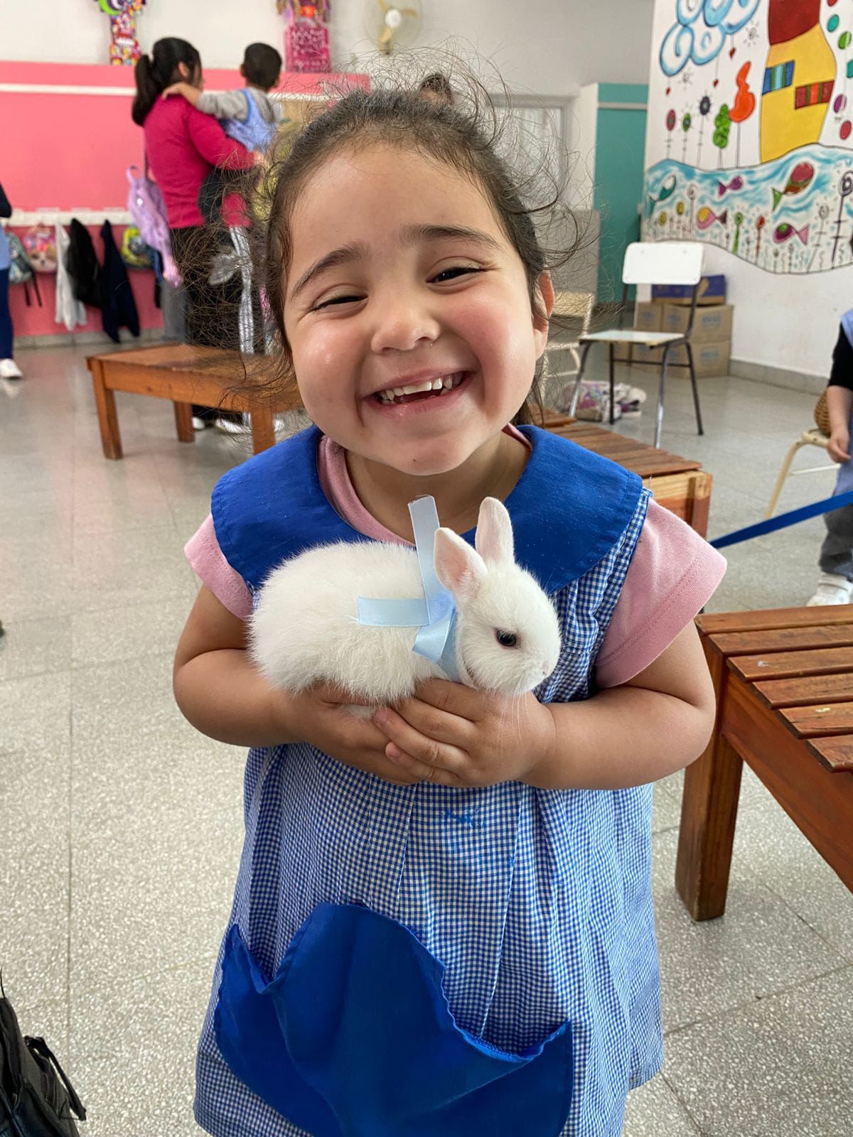 Conejito blanco en brazos de su familia